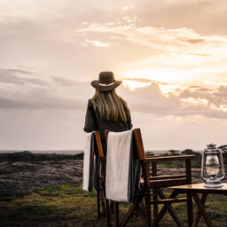 Tanzania-Sanctuary-Kichakani-Serengeti-Camp-vrouw-bij-zonsondergang