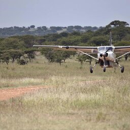 Tanzania-Serengeti NP-&Beyond-Kleins-Camp-landing-vliegtuigje