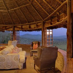 Tanzania-Serengeti NP-&Beyond-Kleins-Camp-sfeerbeeld-avond-lounge-haardvuur