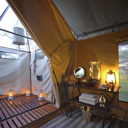 Tanzania-Serengeti NP-Beyond-Serengeti-Under-Canvas-tent-badkamer