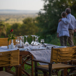 Tanzania-Serengeti NP-Elewana-Serengeti-Pioneer-Camp-diner-tafel