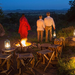 Tanzania-Serengeti NP-Elewana-Serengeti-Pioneer-Camp-kampvuur-koppel