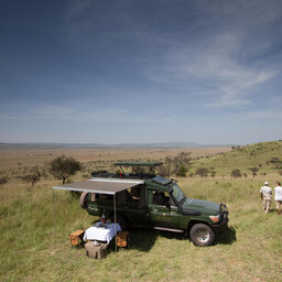 Tanzania-Serengeti NP-Elewana-Serengeti-Pioneer-Camp-picknick-jeep-safari