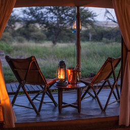 Tanzania-Serengeti NP-Elewana-Serengeti-Pioneer-Camp-sfeerbeeld-avond-lamp-stoeltjes