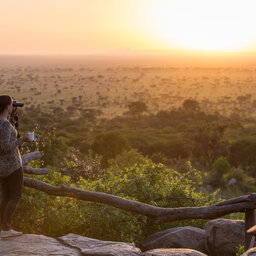 Tanzania-Serengeti NP-Elewana-Serengeti-Pioneer-Camp-vrouw-met-verrekijker