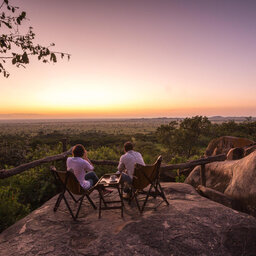 Tanzania-Serengeti NP-Elewana-Serengeti-Pioneer-Camp-zonsondergang-koppel