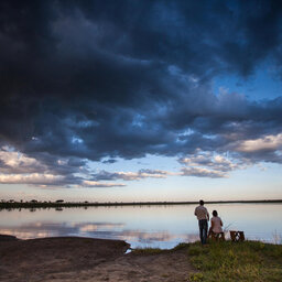 Tanzania-Serengeti NP-Elewana-Serengeti-Pioneer-Camp-zonsondergang-koppel-bij-meer