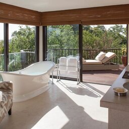 Tanzania-Serengeti NP-Four-Seasons-Safari-Lodge-Presidential-villa-badkamer