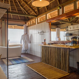 Tanzania-Serengeti-NP-Kubu-Kubu-Tented-Lodge-badkamer-met-bad