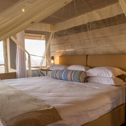 Tanzania-Serengeti-NP-Kubu-Kubu-Tented-Lodge-bed