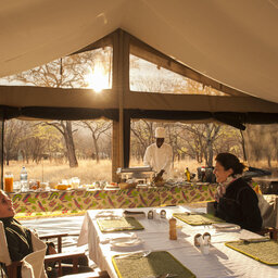 Tanzania-Serengeti NP-Serengeti Ndutu Kati Kati Tented Camp-moeder-en-zoon-ontbijt