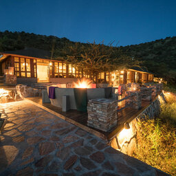 Tanzania-Serengeti NP-Taasa-Lodge-hoofgebouw-avond-sfeer