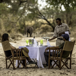 Tanzania-Tarangire-NP-Nimali-Tarangire-lunch-bij-de-rivier