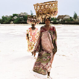 Tanzania-Zanzibar-vrouwen-met-manden-strand-enkel-redactioneel-gebruik (1)