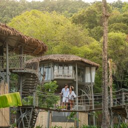 Thailand-Koh-Yao-Noi-Hotel-Treehouse-Villas-Yao-Noi-treehouse-couple2