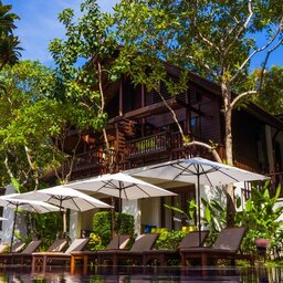 Thailand-Krabi-Hotel-The-Tubkaak-Krabi-Boutique-resort-zwembad-ligbedden