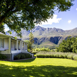 Tuinroute-Oudtshoorn-swartberg-country-manor-buitenaanzicht-3