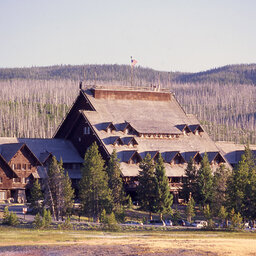 USA-Hotel-Yellowstone-Old-Faithful-Inn-1
