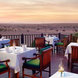 VAE-woestijn-Al Maha Desert Resort-Al Diwaan Restaurant terras