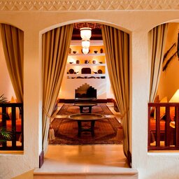 VAE-woestijn-Al Maha Desert Resort-Majli lobby lounge
