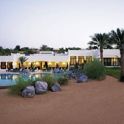 VAE-woestijn-Al Maha Desert Resort-spa zwembad