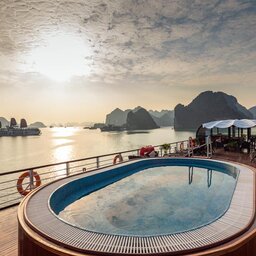 Vietnam-Halong-Bay-Orchid-Premium-Cruise-jacuzzi