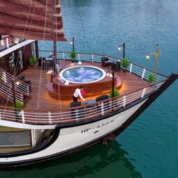 Vietnam-Halong-Orchid-Cruise-boot-deck-jacuzzi-avond-2