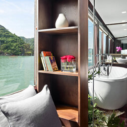Vietnam-Halong-Orchid-Cruise-suite-balcony-cabin-4