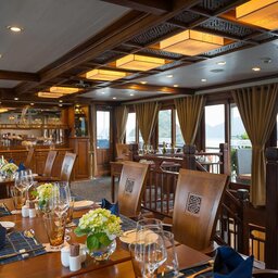 Vietnam-Halong-Paradise-Peak-Cruises-restaurant