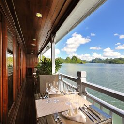 Vietnam-Halong-Paradise-Peak-Cruises-tafel-uitzicht