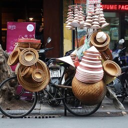Vietnam-Hanoi-straatbeeld mandenverkoper