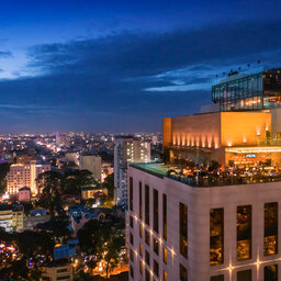 Vietnam-Ho-Chi-Minh-Hotel-Des-Arts-dakterras-avond