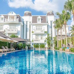 Vietnam-Ho-Chi-Minh-Villa-Song-hotelgebouw-en-zwembad