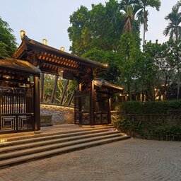 Vietnam-Hue-Ancient-Garden-House-poort