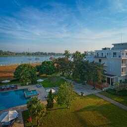 Vietnam-Hue-Azerai-La-Residence-luchtfoto-zwembad-hotelgebouw