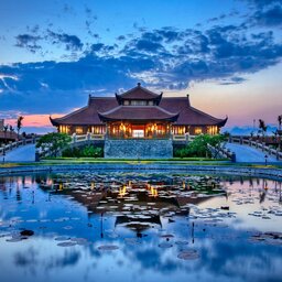 Vietnam-Ninh-Binh-Emeralda-Resort-gebouw-avond