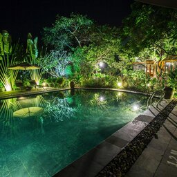 Vietnam-Ninh-Binh-Tam-Coc-Garden-Resort-zwembad-avond-sfeerbeeld