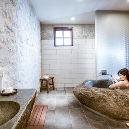 Vietnam-Sapa-Topas-Ecolodge-badkamer-vrouw-in-bad