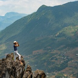 Vietnam-Sapa-vrouw-op-rots