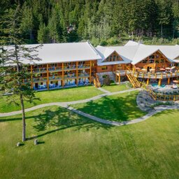 West-Canada-Gold-Bridge-Tyax-Wilderness-Resort-gebouw
