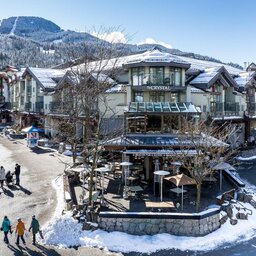 West-Canada-Whistler-The-Crystal-Lodge-Whistler-Hotel-gebouw