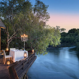 Zambia-Livingstone-Royal-chundu-zambezi-island-lodge-romantisch-diner