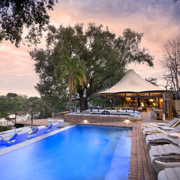 Zambia-Vic Falls-Thorntree-River-Lodge-zwembad