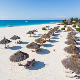 Zanzibar-Gold Zanzibar Beach House & Spa-strand-ligbedden-parasols