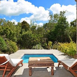 Zanzibar-Konoko-Beach-Resort-pool-villa-ligbedden