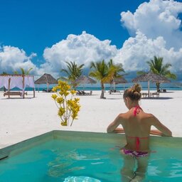 Zanzibar-Konoko-Beach-Resort-vrouw-zwembad-strand