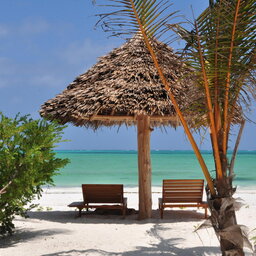Zanzibar-White-Sand-Luxury-ligbedden-strand