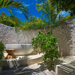 Zanzibar-White-Sand-Luxury-openlucht-badkamer-bad-luxury villa