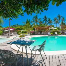 Zanzibar-White-Sand-Luxury-tafeltje-naast-zwembad