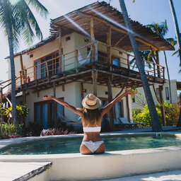 Zanzibar-White-Sand-Luxury-vrouw-zwembad